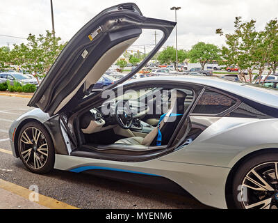 BMW i8 Plug-in-Hybrid super Auto oder Sportwagen an der Kandare mit Öffnen der Fahrertür, zeigt das Cockpit der Hybrid Electric Automobil in USA geparkt. Stockfoto