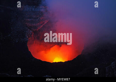 Der Vulkan Masaya in Nicaragua mit einem aktiven lava Pool nach Sonnenuntergang, mit glühenden Krater in der Dämmerung. Stockfoto