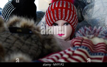 Mannequin auf Anzeige das Tragen eines Red Hat Stockfoto