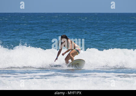 Frau Surfen in Playa Hermosa, an der Pazifikküste von Nicaragua. Stockfoto