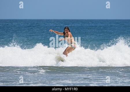 Frau Surfen in Playa Hermosa, an der Pazifikküste von Nicaragua. Stockfoto