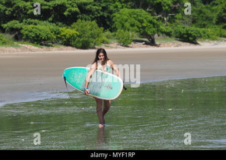 Frau Surfen in Playa Hermosa, an der Pazifikküste von Nicaragua. Stockfoto