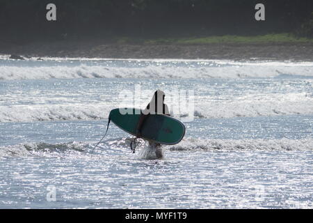 Frau Surfen in Playa Hermosa, an der Pazifikküste von Nicaragua. Stockfoto