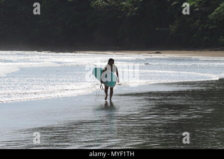 Frau Surfen in Playa Hermosa, an der Pazifikküste von Nicaragua. Stockfoto