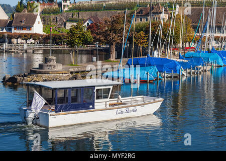 Rapperswil, Schweiz - 27 September 2014: Boote an einer Pier am Züricher See in der Altstadt von Rapperswil. Rapperswil ist ein Teil der Gemeinde von Ra Stockfoto