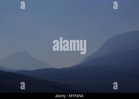 Torridon Berge von NW Schottischen Highlands unter Rauchiger Himmel eines Wildfire. UK. Stockfoto