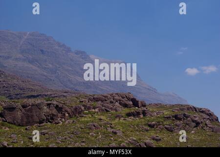 Torridon Berge von NW Schottischen Highlands unter Rauchiger Himmel eines Wildfire. UK. Stockfoto