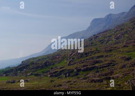 Torridon Berge von NW Schottischen Highlands unter Rauchiger Himmel eines Wildfire. UK. Stockfoto