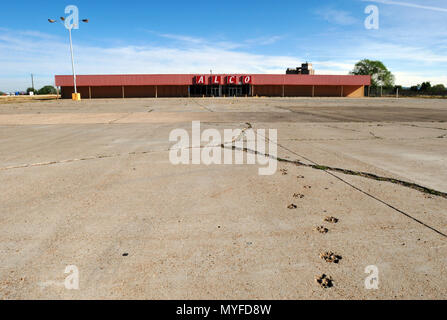 Die leeren Parkplatz an einer geschlossenen ALCO Stores in Santa Fe, New Mexico. Die amerikanische Einzelhandelskette in Konkurs im Jahr 2014. Stockfoto