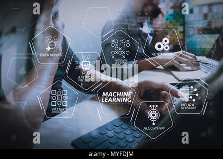 Machine Learning Technology Diagramm mit künstlicher Intelligenz (KI), neuronales Netz, Automatisierung, Data Mining im VR-Bildschirm. Coworking Prozess, entreprene Stockfoto