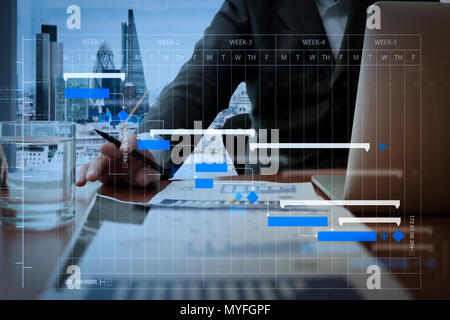Projekt Manager arbeiten und Aufgaben mit Meilensteinen Fortschritt Planung und Gantt Chart Scheduling Diagramm aktualisieren. Geschäftsdokumente auf Office Tabelle mit Stockfoto
