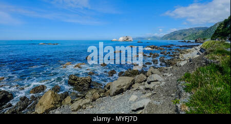 Felsen am Strand am sonnigen Tag in South Island, Neuseeland. Stockfoto