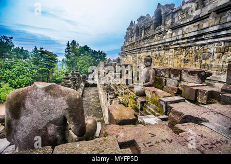 Reliefs Korridor mit Buddha Statuen entlang der Balustraden im 9. Jahrhundert Borobudur buddhistischen Tempel, Zentraljava, Indonesien Stockfoto