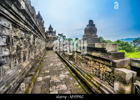 Balustrade Korridor mit Reliefs auf beiden Seiten im 9. Jahrhundert Borobudur buddhistischen Tempel, Zentraljava, Indonesien Stockfoto