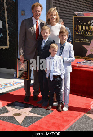 Farrell wird geehrt mit einem Stern auf dem Hollywood Walk of Fame in Los Angeles. Match 24, 2015. Wird Farrell Star 022 und Famly wird Farrell Star 022 und Famly Ereignis in Hollywood Leben - Kalifornien, Red Carpet Event, USA, Filmindustrie, Prominente, Fotografie, Bestof, Kunst, Kultur und Unterhaltung, Topix prominente Mode, Besten, Hollywood Leben, Event in Hollywood Leben - Kalifornien, Film Stars, TV Stars, Musik, Promis, Topix, Bestof, Kunst, Kultur und Unterhaltung, Fotografie, Anfrage tsuni@Gamma-USA.com, Kredit Tsuni/USA, ausgezeichnet mit einem Stern auf dem Hollywood W Stockfoto