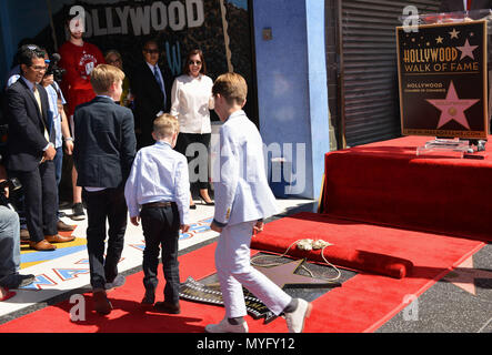 Farrell wird geehrt mit einem Stern auf dem Hollywood Walk of Fame in Los Angeles. Match 24, 2015. Wird kidsWill Farrell Farrell Star 026 Star 026 Kinder leben in Hollywood - Kalifornien, Red Carpet Event, USA, Filmindustrie, Prominente, Fotografie, Bestof, Kunst, Kultur und Unterhaltung, Topix prominente Mode, Besten, Hollywood Leben, Event in Hollywood Leben - Kalifornien, Film Stars, TV Stars, Musik, Promis, Topix, Bestof, Kunst, Kultur und Unterhaltung, Fotografie, Anfrage tsuni@Gamma-USA.com, Kredit Tsuni/USA, ausgezeichnet mit einem Stern auf dem Hollywood ofFame ich Laufen Stockfoto