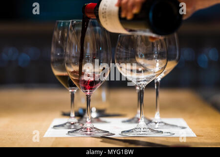Gießen Proben für Rotwein für eine Weinverkostung. Stockfoto