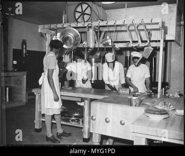 ... WAAC Köche bereiten das Abendessen zum ersten Mal in der neuen Küche in Fort Huachuca, Arizona., 12-05-1942 - Stockfoto