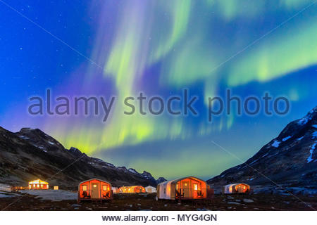 Nordlichter über base camp in Semerlik Fjord. Stockfoto