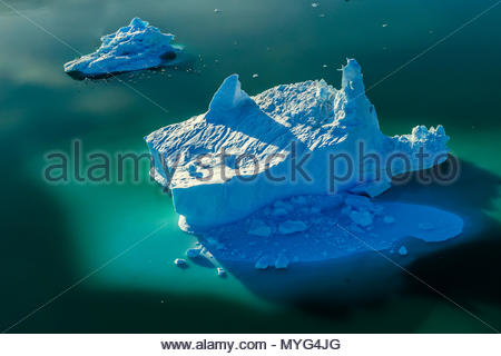 Luftbild von Eisbergen in Sermilik Fjord. Stockfoto