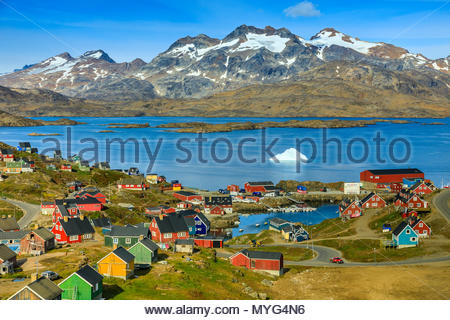 Ein Blick auf die Inuit Dorf von Tasiilaq aus der Luft. Stockfoto