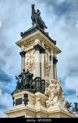 Ansicht schließen der wichtigsten Gruppe von Skulpturen der Denkmal zu Ehren des spanischen Königs Alfonso XII im Park des Gutes in den Ruhestand (Parque del Buen Retiro). Stockfoto