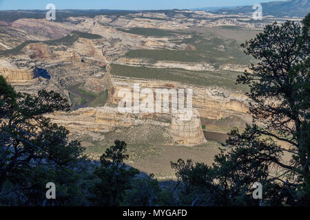 Blick auf Steamboat Rock und Jenny Lind Rock im Dinosaur National Park, Colorado. Stockfoto