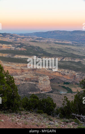 Blick auf Steamboat Rock und Jenny Lind Rock im Dinosaur National Park, Colorado. Stockfoto