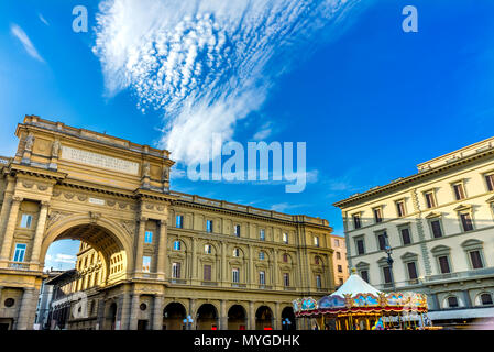 Arcone Triumphbogen Torbogen Piazza della Republica Karussell Merry Go Round Florenz Italien. Arch erstellt Ende 1800. Die Inschrift auf dem Bogen sagt Stockfoto