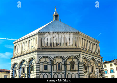 Bapistry Saint John Fassade Repliken Ghiberti Bronzetüren Kathedrale Kirche Florenz Italien. Bapistry wurde in 1100s erstellt. Eines der ältesten Gebäude Stockfoto