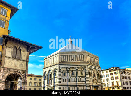 Bapistry Saint John Fassade Repliken Ghiberti Bronzetüren Kathedrale Kirche Florenz Italien. Bapistry wurde in 1100s erstellt. Eines der ältesten Gebäude Stockfoto