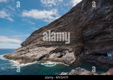 Versteckte Häuser in die touristische Attraktion pirate Höhle von El Poris de Candelaria, auf der Insel La Palma, Kanarische Inseln, Spanien. Stockfoto