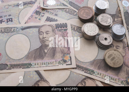 Der Yen, der japanischen Währung Banknoten und Münzen auf den Tisch Stockfoto