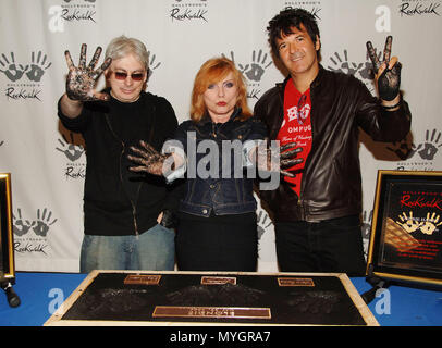 BLONDIE (Chris Stein, Deborah Harry und Clem Burke) auf dem Hollywood RockWalk in Los Angeles eingesetzt. 22. Mai 2006. - 01 Blondie SteinHarryStein.jpg 01 Blondie SteinHarryStein Ereignis in Hollywood Leben - Kalifornien, Red Carpet Event, USA, Filmindustrie, Prominente, Fotografie, Bestof, Kunst, Kultur und Unterhaltung, Topix prominente Mode, Besten, Hollywood Leben, Event in Hollywood Leben - Kalifornien, Film Stars, TV Stars, Musik, Promis, Topix, Bestof, Kunst, Kultur und Unterhaltung, Fotografie, Anfrage tsuni@Gamma-USA.com, Kredit Tsuni/USA, Stockfoto