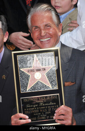 George Hamilton geehrt mit einem Stern auf dem Hollywood Walk of Fame in Los Angeles. Mit der Plakette - 01 HamiltonGeorge 01.jpg 01 HamiltonGeorge 01 Veranstaltung in Hollywood Leben - Kalifornien, Red Carpet Event, USA, Filmindustrie, Prominente, Fotografie, Bestof, Kunst, Kultur und Unterhaltung, Topix prominente Mode, Besten, Hollywood Leben, Event in Hollywood Leben - Kalifornien, Film Stars, TV Stars, Musik, Promis, Topix, Bestof, Kunst, Kultur und Unterhaltung, Fotografie, Anfrage tsuni@Gamma-USA.com, Kredit Tsuni/USA, ausgezeichnet mit einem Stern auf der Hollywoo Stockfoto