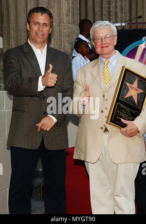 Roger Ebert (Ebert und Roeper Filmkritiker anzeigen) erhielt die 2288Th Stern auf dem Hollywood Walk of Fame in Los Angeles. Juni 23, 2005. - 02 EbertRoger Roeper002.jpg 02 EbertRoger Roeper 002 Veranstaltung in Hollywood Leben - Kalifornien, Red Carpet Event, USA, Filmindustrie, Prominente, Fotografie, Bestof, Kunst, Kultur und Unterhaltung, Topix prominente Mode, Besten, Hollywood Leben, Event in Hollywood Leben - Kalifornien, Film Stars, TV Stars, Musik, Promis, Topix, Bestof, Kunst, Kultur und Unterhaltung, Fotografie, Anfrage tsuni@Gamma-USA.com, Kredit Stockfoto