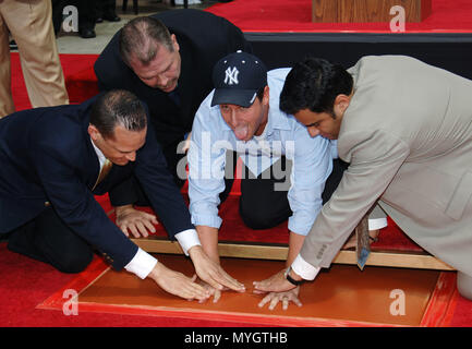 Adam Sandler, seine Hände und Footprint in Zement an der Chinese Theatre in Los Angeles. Mai 17, 2005 - 02 SandlerAdam print 002.jpg 02 SandlerAdam print 002 Veranstaltung in Hollywood Leben - Kalifornien, Red Carpet Event, USA, Filmindustrie, Prominente, Fotografie, Bestof, Kunst, Kultur und Unterhaltung, Topix prominente Mode, Besten, Hollywood Leben, Event in Hollywood Leben - Kalifornien, Film Stars, TV Stars, Musik, Promis, Topix, Bestof, Kunst, Kultur und Unterhaltung, Fotografie, Anfrage tsuni@Gamma-USA.com, Kredit Tsuni/USA, geehrt und mit der Hand Stockfoto