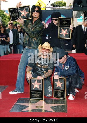 MOTLEY CRUE mit einem Stern auf dem Hollywood Walk of Fame geehrt in Los Angeles. 25. Januar 2006. - 03 MotleyCrue.jpg 03 MotleyCrue Ereignis in Hollywood Leben - Kalifornien, Red Carpet Event, USA, Filmindustrie, Prominente, Fotografie, Bestof, Kunst, Kultur und Unterhaltung, Topix prominente Mode, Besten, Hollywood Leben, Event in Hollywood Leben - Kalifornien, Film Stars, TV Stars, Musik, Promis, Topix, Bestof, Kunst, Kultur und Unterhaltung, Fotografie, Anfrage tsuni@Gamma-USA.com, Kredit Tsuni/USA, ausgezeichnet mit einem Stern auf dem Hollywood Walk ofFame in Stockfoto
