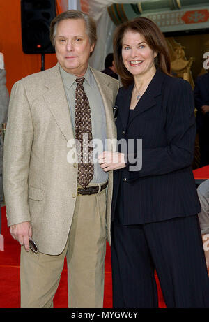 Sherry Lansing (mit Ehemann William Friedkin) verewigen auf dem Vorplatz des Chinese Theatre in Los Angeles. 16. Februar 2005. - 03 - FriedkinW LansingSherry.jpg 03 - LansingSherry FriedkinW Event in Hollywood Leben - Kalifornien, Red Carpet Event, USA, Filmindustrie, Prominente, Fotografie, Bestof, Kunst, Kultur und Unterhaltung, Topix prominente Mode, Besten, Hollywood Leben, Event in Hollywood Leben - Kalifornien, Film Stars, TV Stars, Musik, Promis, Topix, Bestof, Kunst, Kultur und Unterhaltung, Fotografie, Anfrage tsuni@Gamma-USA.com, Credi Stockfoto