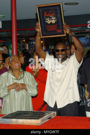 Isaac Hayes war in die Hollywood Rockwalk im Guitar Center in Los Angeles eingesetzt. November 4, 2004. - 03 - HayesIsaac018.jpg 03-HayesIsaac 018 Veranstaltung in Hollywood Leben - Kalifornien, Red Carpet Event, USA, Filmindustrie, Prominente, Fotografie, Bestof, Kunst, Kultur und Unterhaltung, Topix prominente Mode, Besten, Hollywood Leben, Event in Hollywood Leben - Kalifornien, Film Stars, TV Stars, Musik, Promis, Topix, Bestof, Kunst, Kultur und Unterhaltung, Fotografie, Anfrage tsuni@Gamma-USA.com, Kredit Tsuni/USA, ausgezeichnet mit einem Stern auf der Hollyw Stockfoto