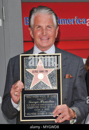 George Hamilton geehrt mit einem Stern auf dem Hollywood Walk of Fame in Los Angeles. Mit der Plakette - 04 HamiltonGeorge 04.jpg 04 HamiltonGeorge 04 Veranstaltung in Hollywood Leben - Kalifornien, Red Carpet Event, USA, Filmindustrie, Prominente, Fotografie, Bestof, Kunst, Kultur und Unterhaltung, Topix prominente Mode, Besten, Hollywood Leben, Event in Hollywood Leben - Kalifornien, Film Stars, TV Stars, Musik, Promis, Topix, Bestof, Kunst, Kultur und Unterhaltung, Fotografie, Anfrage tsuni@Gamma-USA.com, Kredit Tsuni/USA, ausgezeichnet mit einem Stern auf der Hollywoo Stockfoto