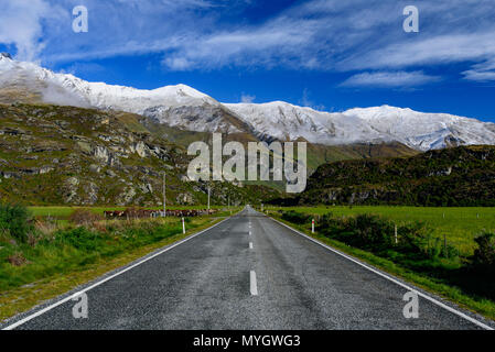 Road Trip auf dem Weg im Winter mit Schnee in den Bergen, Südinsel, Neuseeland Stockfoto