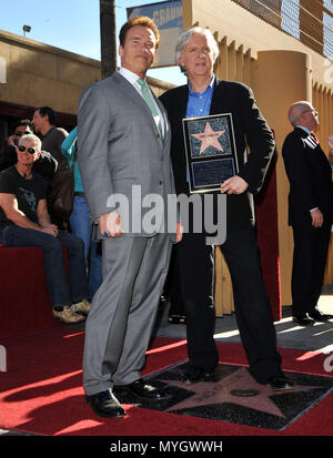 James Cameron Arnold Schwarzenegger 06 - James Cameron geehrt mit einem Stern auf dem Hollywood Walk of Fame in Los Angeles. Der Stern ist vor dem ägyptischen Theater. 06 James Cameron Arnold Schwarzenegger 06 Veranstaltung in Hollywood Leben - Kalifornien, Red Carpet Event, USA, Filmindustrie, Prominente, Fotografie, Bestof, Kunst, Kultur und Unterhaltung, Topix prominente Mode, Besten, Hollywood Leben, Event in Hollywood Leben - Kalifornien, Film Stars, TV Stars, Musik, Promis, Topix, Bestof, Kunst, Kultur und Unterhaltung, Fotografie, Anfrage tsuni@Gamma-USA.com, Kredit Stockfoto