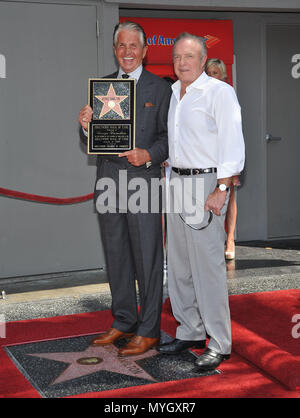 George Hamilton geehrt mit einem Stern auf dem Hollywood Walk of Fame in Los Angeles. mit James Caan - 07 HamiltonGeorge CaanJames 07.jpg 07 HamiltonGeorge CaanJames 07 Event in Hollywood Leben - Kalifornien, Red Carpet Event, USA, Filmindustrie, Prominente, Fotografie, Bestof, Kunst, Kultur und Unterhaltung, Topix prominente Mode, Besten, Hollywood Leben, Event in Hollywood Leben - Kalifornien, Film Stars, TV Stars, Musik, Promis, Topix, Bestof, Kunst, Kultur und Unterhaltung, Fotografie, Anfrage tsuni@Gamma-USA.com, Kredit Tsuni/USA, geehrt mit einem Stockfoto