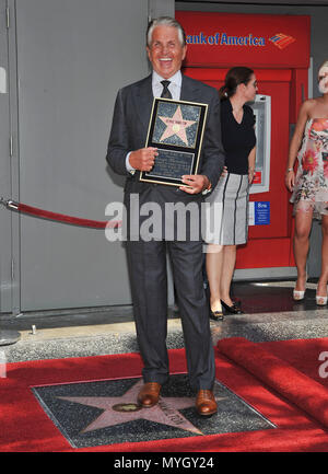 George Hamilton geehrt mit einem Stern auf dem Hollywood Walk of Fame in Los Angeles. Mit der Plakette - 08 HamiltonGeorge 08 .jpg 08 HamiltonGeorge 08 Event in Hollywood Leben - Kalifornien, Red Carpet Event, USA, Filmindustrie, Prominente, Fotografie, Bestof, Kunst, Kultur und Unterhaltung, Topix prominente Mode, Besten, Hollywood Leben, Event in Hollywood Leben - Kalifornien, Film Stars, TV Stars, Musik, Promis, Topix, Bestof, Kunst, Kultur und Unterhaltung, Fotografie, Anfrage tsuni@Gamma-USA.com, Kredit Tsuni/USA, ausgezeichnet mit einem Stern auf der Hollyw Stockfoto