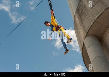 Frau genießen Sky Jump in Auckland City Springen der Sky Tower Stockfoto