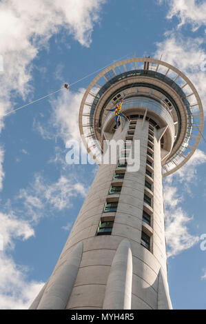 Person Bungy Sprung von Auckland Skytower Stockfoto