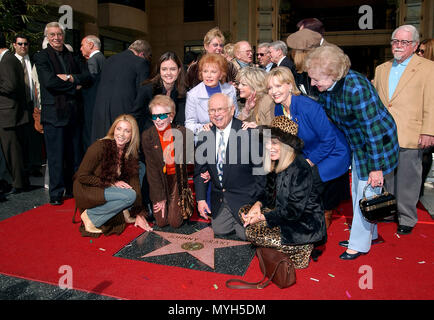 Johnny Grant erhielt einen Stern auf dem Hollywood Walk of Fame am Hollywood Walk of Fame sein 40-jähriges Bestehen hat und Hollywood hat sein 115-jähriges Bestehen. Viele Stars wie Danica McKellar, Angie Dickinson, Janet Leigh, Florence Henderson und Rhonda Flemming waren anwesend. 1. Februar 2002. - GrantJohnny Holl Frauen 07. jpgGrantJohnny Holl Frauen 07 Veranstaltung in Hollywood Leben - Kalifornien, Red Carpet Event, USA, Filmindustrie, Prominente, Fotografie, Bestof, Kunst, Kultur und Unterhaltung, Topix prominente Mode, Besten, Hollywood Leben, Event in Hollywood Life-Ca Stockfoto