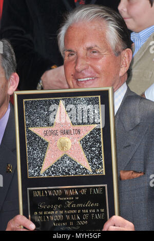 George Hamilton geehrt mit einem Stern auf dem Hollywood Walk of Fame in Los Angeles. Mit der Plakette - jpgHamiltonGeorge HamiltonGeorge 15. 15 Veranstaltung in Hollywood Leben - Kalifornien, Red Carpet Event, USA, Filmindustrie, Prominente, Fotografie, Bestof, Kunst, Kultur und Unterhaltung, Topix prominente Mode, Besten, Hollywood Leben, Event in Hollywood Leben - Kalifornien, Film Stars, TV Stars, Musik, Promis, Topix, Bestof, Kunst, Kultur und Unterhaltung, Fotografie, Anfrage tsuni@Gamma-USA.com, Kredit Tsuni/USA, ausgezeichnet mit einem Stern auf dem Hollywood Walk Stockfoto