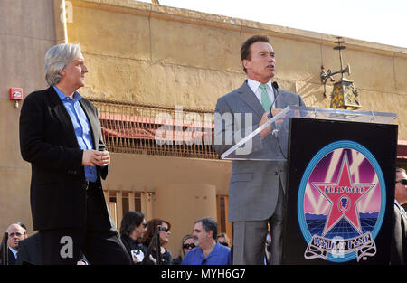 James Cameron Arnold Schwarzenegger 40 - James Cameron geehrt mit einem Stern auf dem Hollywood Walk of Fame in Los Angeles. Der Stern ist vor dem ägyptischen Theater. James Cameron Arnold Schwarzenegger 40 Veranstaltung in Hollywood Leben - Kalifornien, Red Carpet Event, USA, Filmindustrie, Prominente, Fotografie, Bestof, Kunst, Kultur und Unterhaltung, Topix prominente Mode, Besten, Hollywood Leben, Event in Hollywood Leben - Kalifornien, Film Stars, TV Stars, Musik, Promis, Topix, Bestof, Kunst, Kultur und Unterhaltung, Fotografie, Anfrage tsuni@Gamma-USA.com, Kredit T Stockfoto